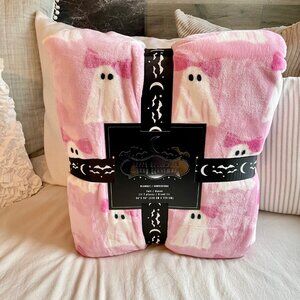 NEW Happy Halloween Spooky Vibes Queen Pink Plush Blanket with Pink Bow Ghosts
